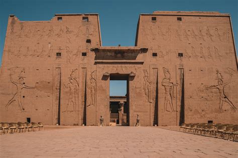   De Tempel van Edfu! Een Oeroud Monument Gebracht Tot Leven Door de Meesterlijke Pen van Sadek