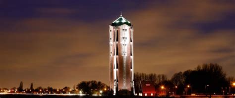 De Toren van Isaak! Een Monumentale Oeuvre in Gouden Licht en Romantische Verdiğimiz